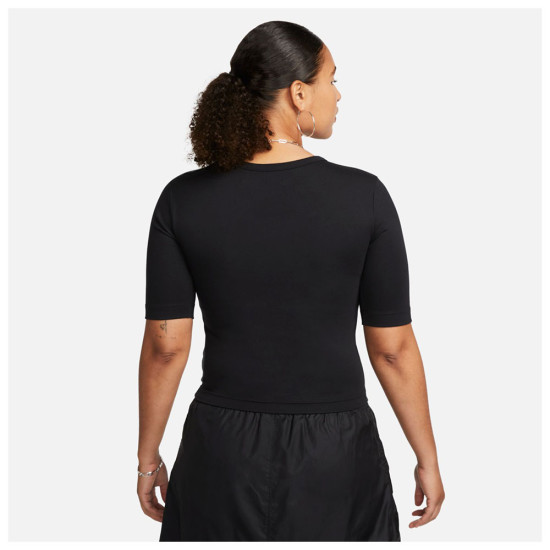 Nike Γυναικεία κοντομάνικη μπλούζα Sportswear Essentials Nike Γυναικεία κοντομάνικη μπλούζα Sportswear Essentials